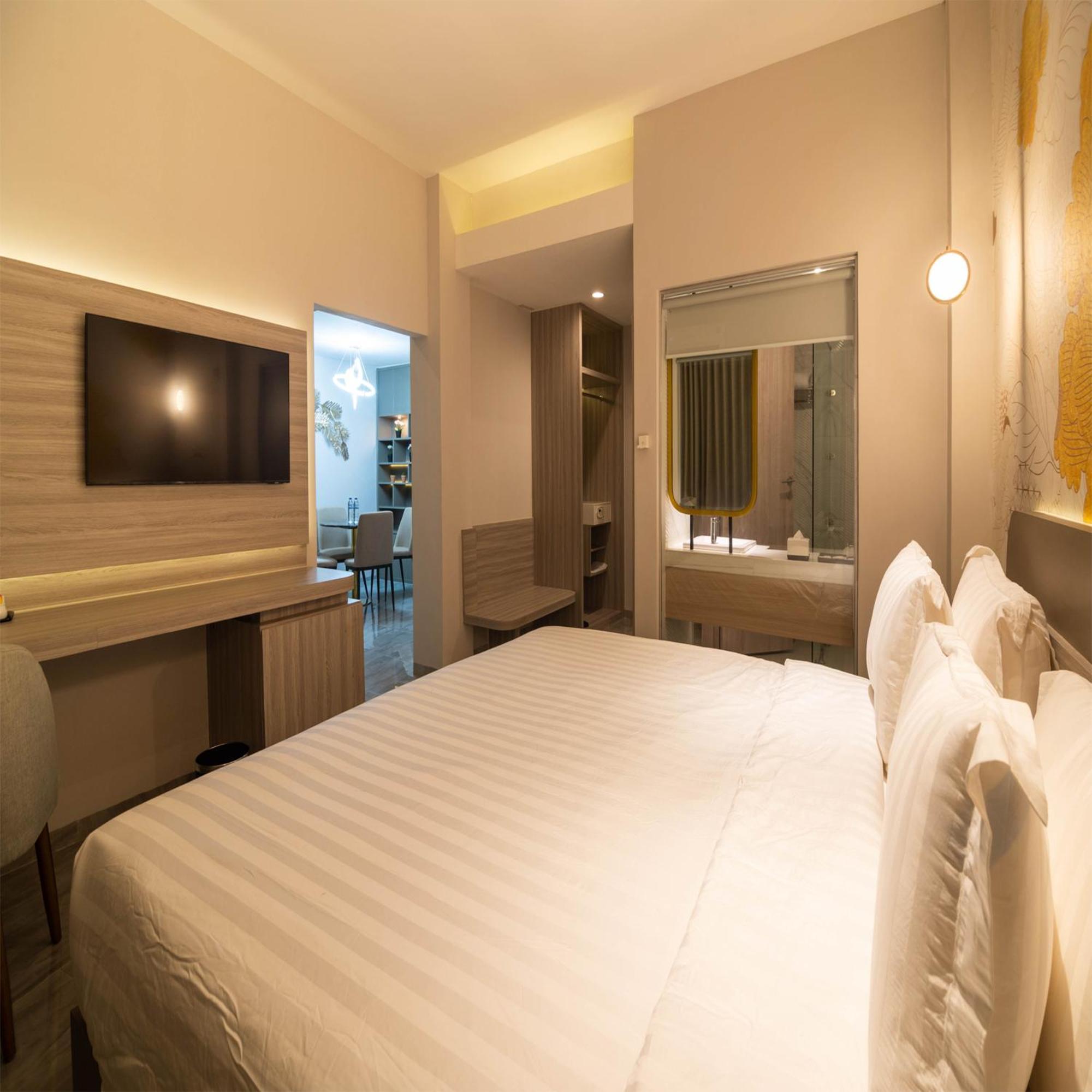 Yulia Hotel Managed By Hig Gorontalo Bagian luar foto
