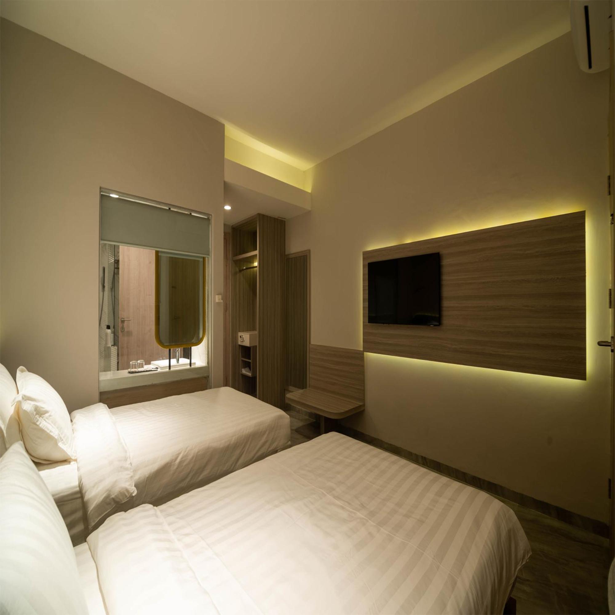 Yulia Hotel Managed By Hig Gorontalo Bagian luar foto