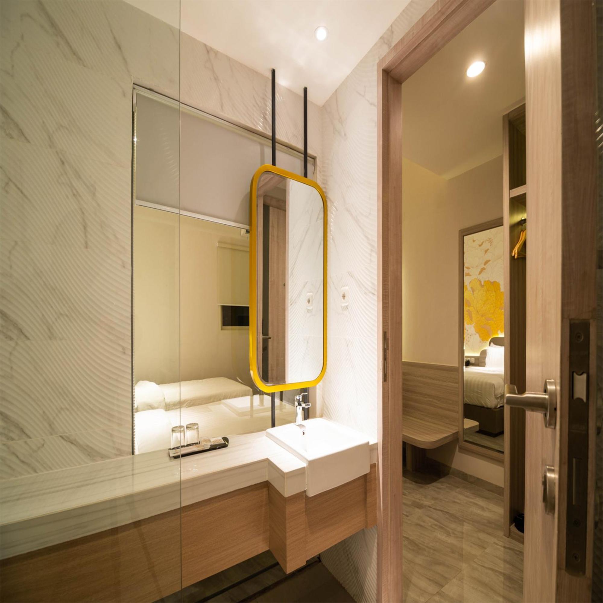 Yulia Hotel Managed By Hig Gorontalo Bagian luar foto