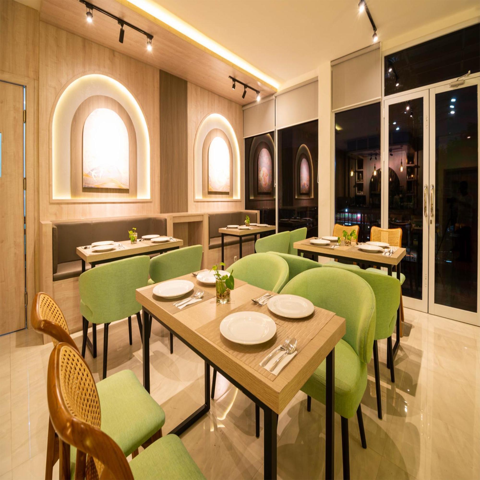 Yulia Hotel Managed By Hig Gorontalo Bagian luar foto