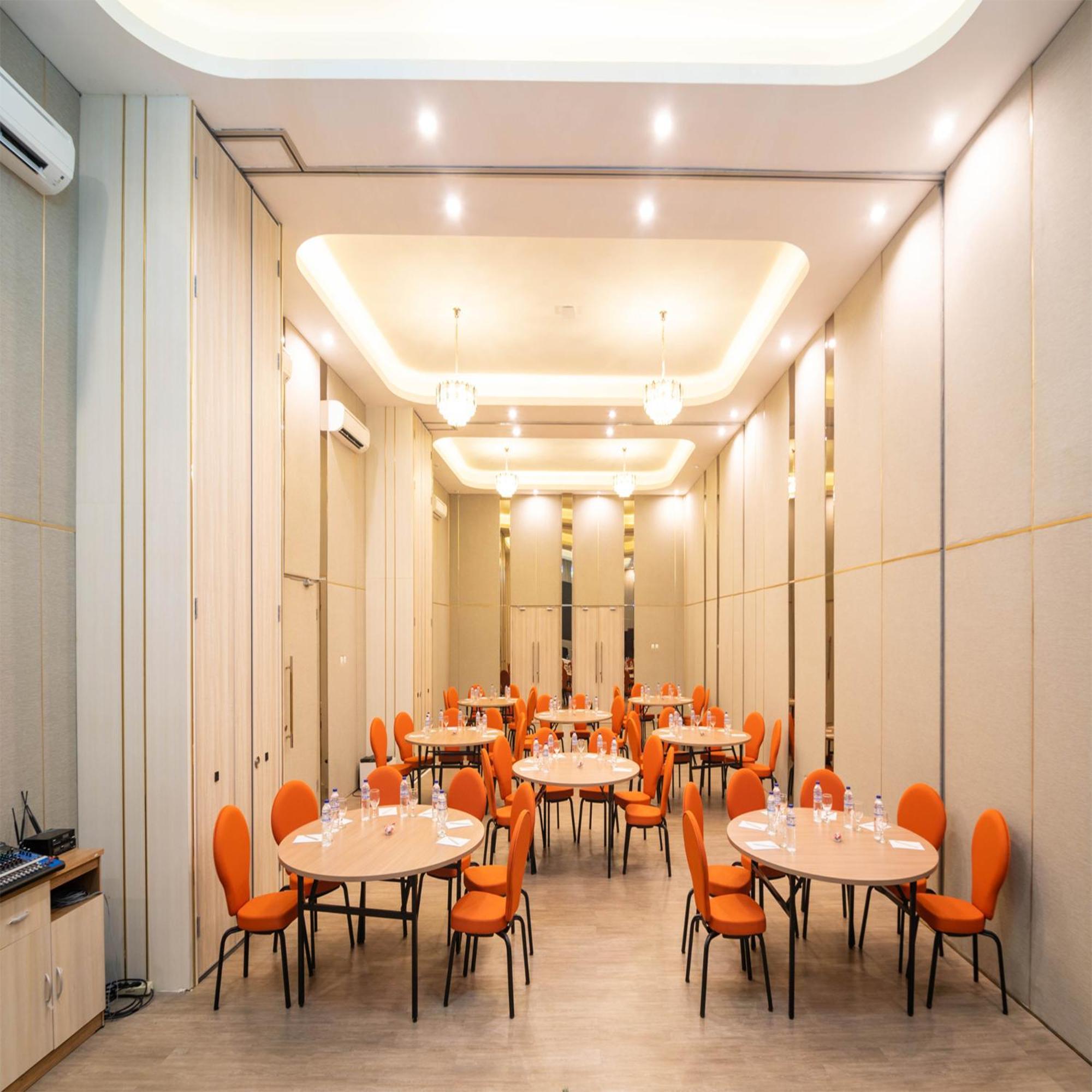 Yulia Hotel Managed By Hig Gorontalo Bagian luar foto