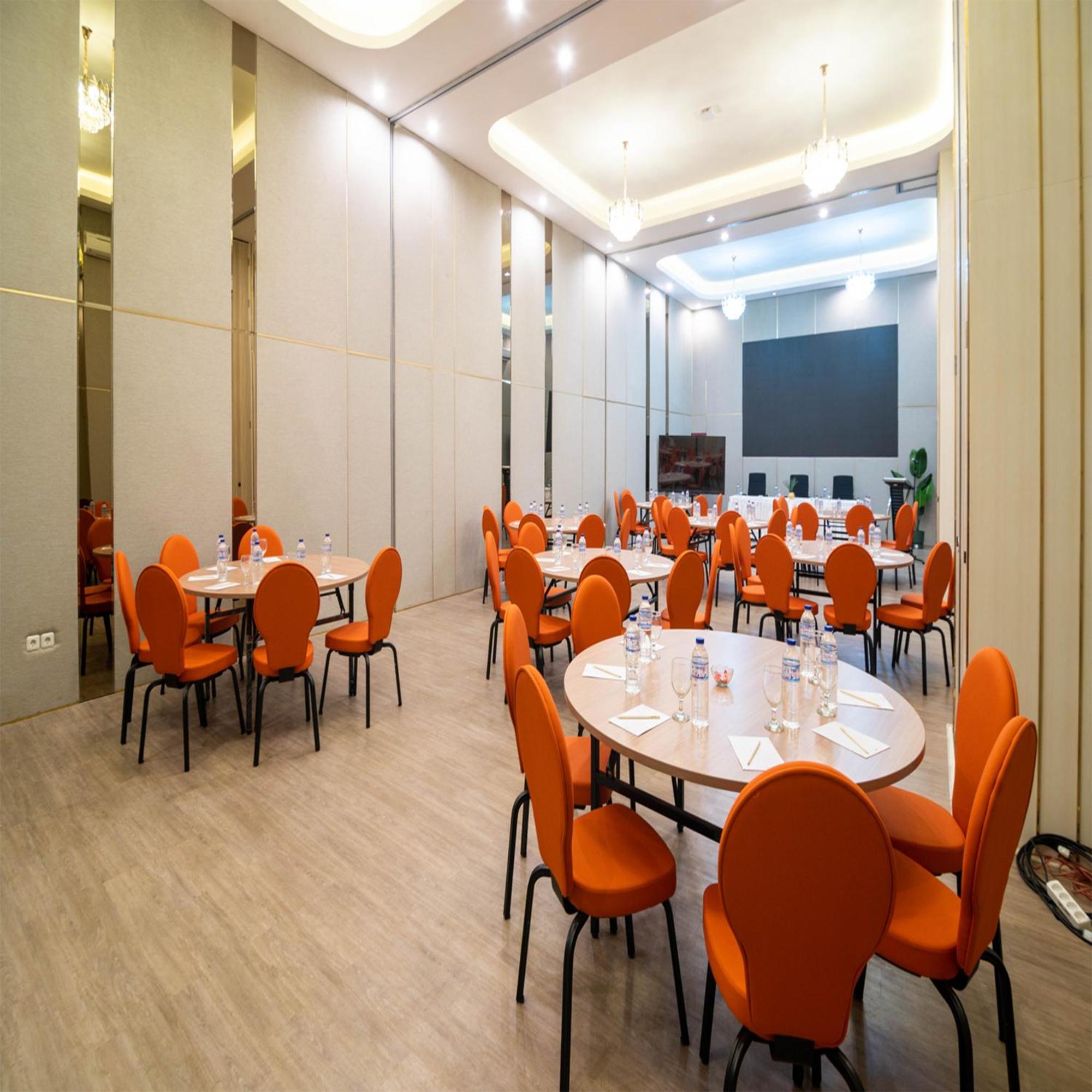 Yulia Hotel Managed By Hig Gorontalo Bagian luar foto