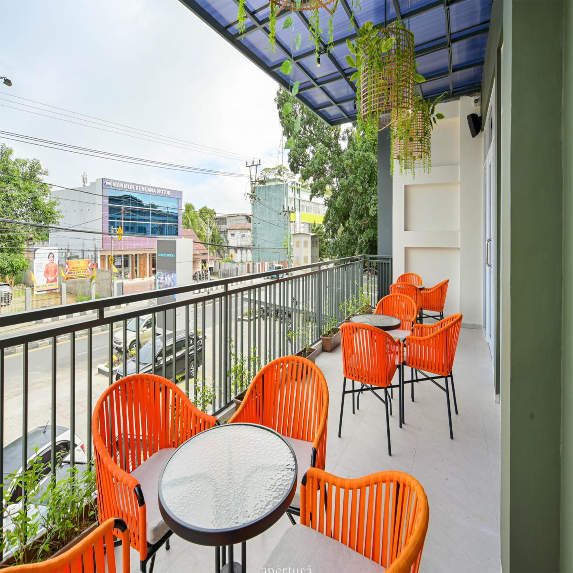 Yulia Hotel Managed By Hig Gorontalo Bagian luar foto