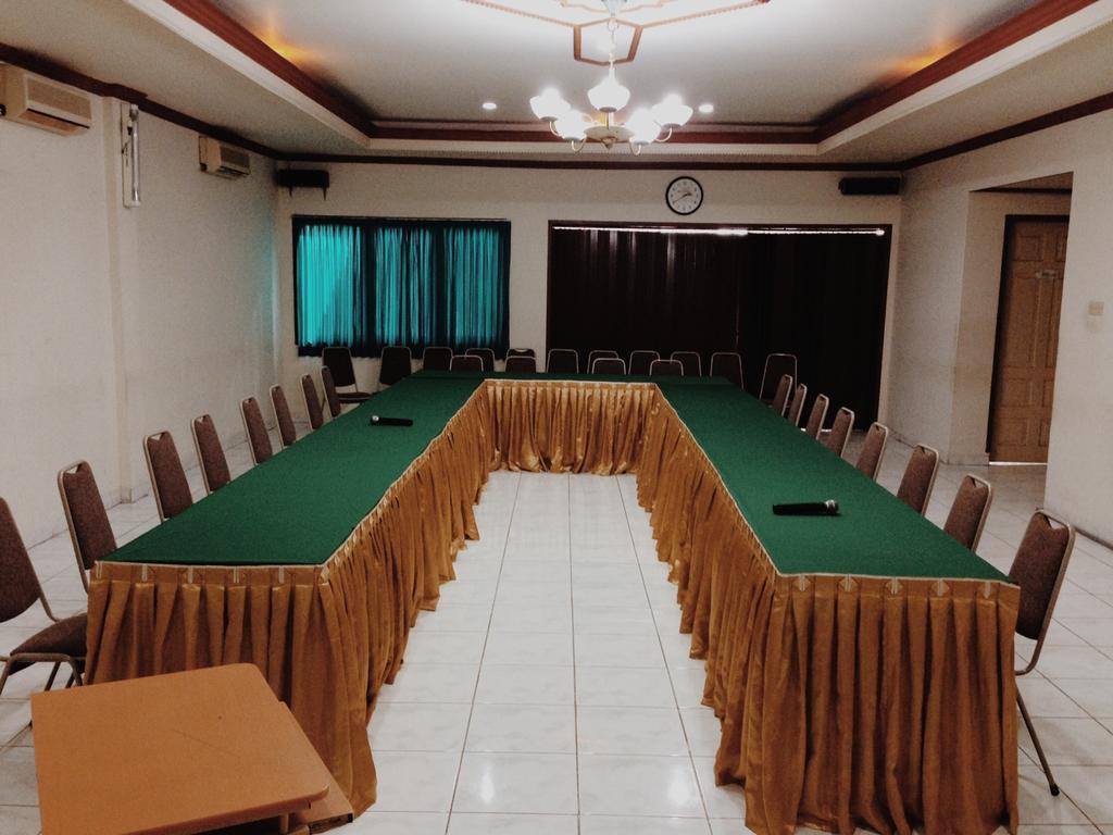 Yulia Hotel Managed By Hig Gorontalo Bagian luar foto