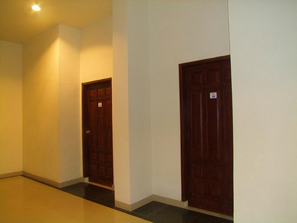 Yulia Hotel Managed By Hig Gorontalo Bagian luar foto